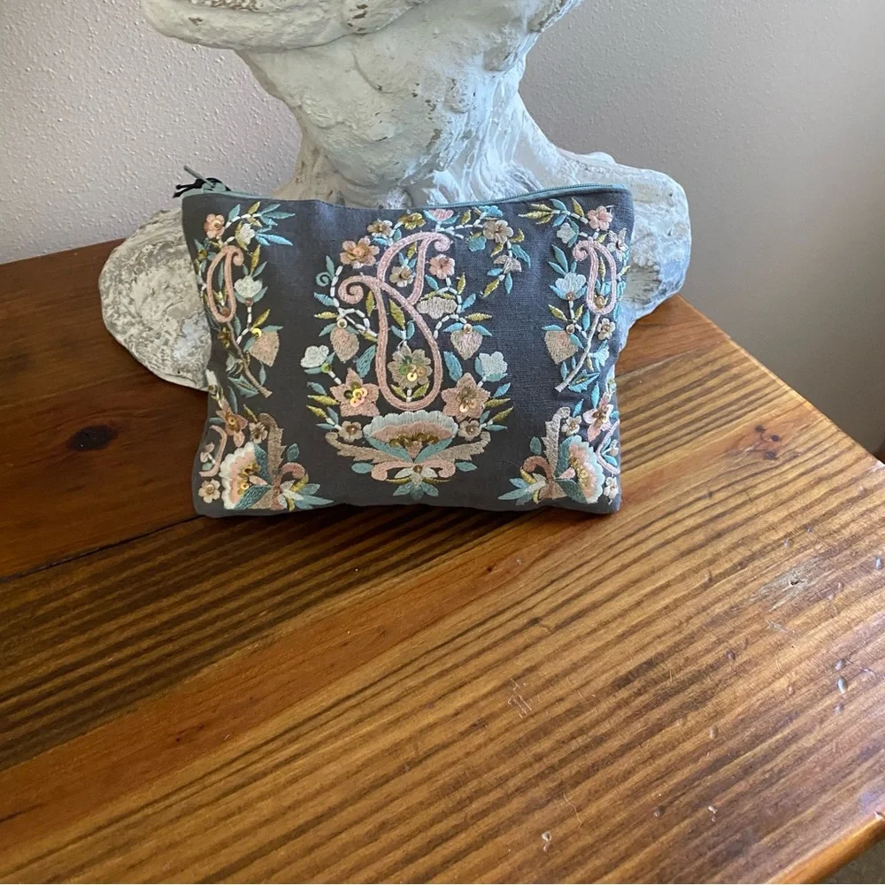 Beautifully detailed embroidered clutch! - Picture 10 of 15